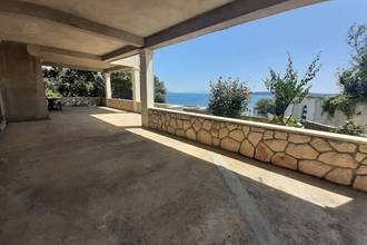 Thumbnail von Großes Haus in erster Reihe am Meer mit sieben Wohnungen und Olivenhain