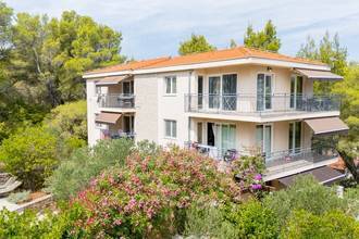 Thumbnail von Villa mit sechs Apartments, Pool und Meerblick in einer grünen Bucht