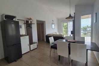 Thumbnail von Villa mit sechs Apartments, Pool und Meerblick in einer grünen Bucht