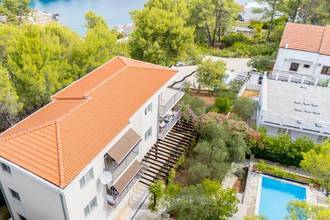 Thumbnail von Villa mit sechs Apartments, Pool und Meerblick in einer grünen Bucht