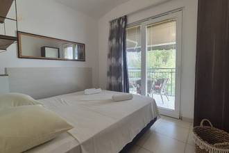 Thumbnail von Villa mit sechs Apartments, Pool und Meerblick in einer grünen Bucht
