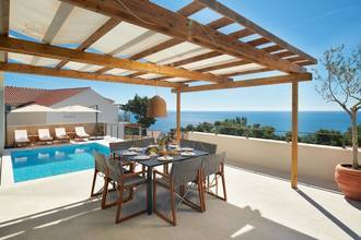 Thumbnail von Moderne Villa mit Swimmingpool, Terrassen und weitem Meerblick