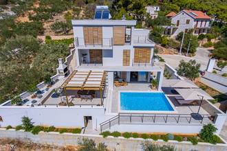 Thumbnail von Moderne Villa mit Swimmingpool, Terrassen und weitem Meerblick