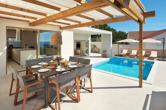 Thumbnail von Moderne Villa mit Swimmingpool, Terrassen und weitem Meerblick