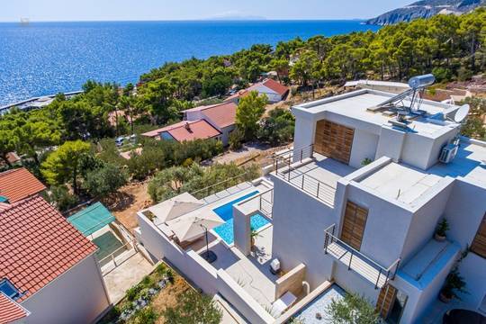 Moderne Villa mit Swimmingpool, Terrassen und weitem Meerblick