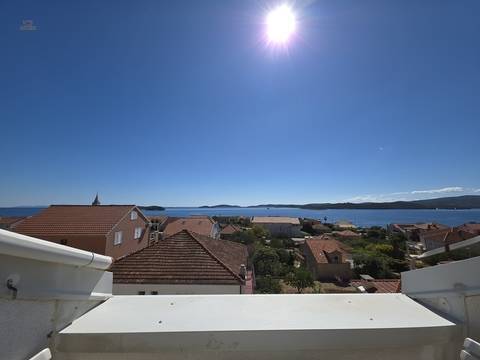 Helle Dachgeschosswohnung mit Meerblick und eigenem Stellplatz