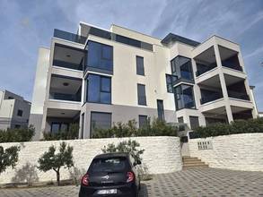 Modern ausgestattetes Apartment mit Meerblick, Terrasse und Stellplatz