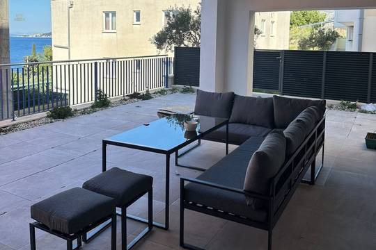Wohnung mit drei Schlafzimmern, Terrasse und Innenhof in Strandnähe