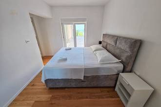 Thumbnail von Wohnung mit drei Schlafzimmern, Terrasse und Innenhof in Strandnähe