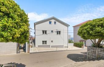 Thumbnail von Haus mit drei Wohneinheiten mit Garten und Meerblick, nahe dem Meer