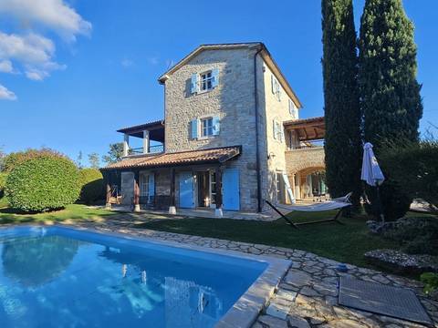 Rustikale Steinvilla mit Pool und Whirlpool