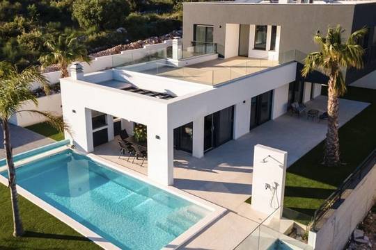 Neubauvilla mit privatem Pool, Whirlpool und angelegtem Garten