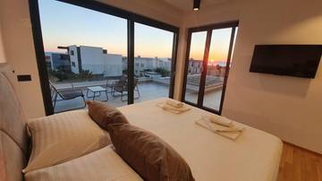 Thumbnail von Moderne Luxusvilla mit Swimmingpool nahe dem Strand