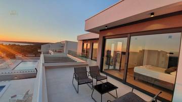 Thumbnail von Moderne Luxusvilla mit Swimmingpool nahe dem Strand