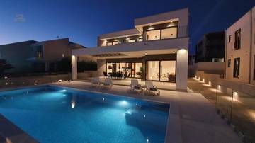 Thumbnail von Moderne Luxusvilla mit Swimmingpool nahe dem Strand