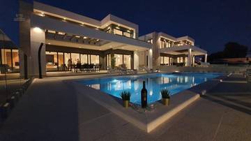 Thumbnail von Moderne Luxusvilla mit Swimmingpool nahe dem Strand
