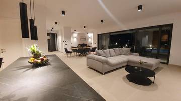 Thumbnail von Moderne Luxusvilla mit Swimmingpool nahe dem Strand