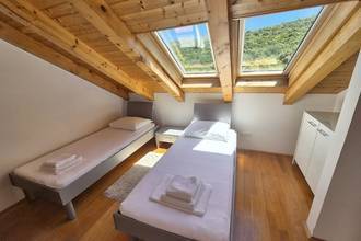 Thumbnail von Weiß verkleidetes Natursteinhaus mit Infinitypool und 3 großzügigen Einheiten