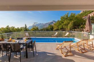 Thumbnail von Neubauvilla am Hang, zwei getrennte Einheiten, Pool und Jacuzzi
