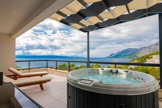 Thumbnail von Neubauvilla am Hang, zwei getrennte Einheiten, Pool und Jacuzzi