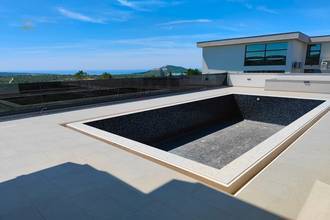 Thumbnail von Villa im Bau mit eigenem Pool und weiter Aussicht über das Archipel