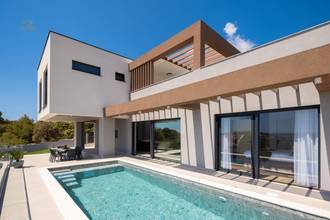 Thumbnail von Neu gebaute Luxusvilla mit Hot Tub und unverbautem Seeblick