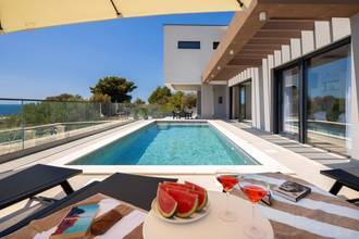 Thumbnail von Neu gebaute Luxusvilla mit Hot Tub und unverbautem Seeblick