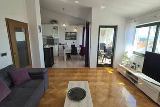 Thumbnail von Geräumige Wohnung auf zwei Ebenen mit Loggia, Balkon und Meerblick