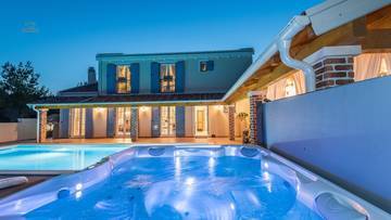 Thumbnail von Außergewöhnliches Anwesen mit Pool, Jacuzzi, Tennisplatz und Kinderspielplatz