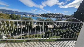 Thumbnail von Möbliertes Apartment am Hafen, Balkon mit freier Aussicht aufs Wasser