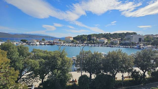 Möbliertes Apartment am Hafen, Balkon mit freier Aussicht aufs Wasser