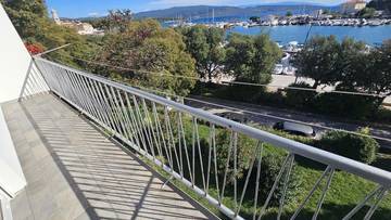 Thumbnail von Möbliertes Apartment am Hafen, Balkon mit freier Aussicht aufs Wasser