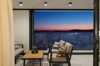 Thumbnail von Zweistöckiges Penthouse direkt am Wasser, Dachterrasse mit Überlaufpool