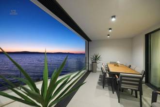 Thumbnail von Zweistöckiges Penthouse direkt am Wasser, Dachterrasse mit Überlaufpool
