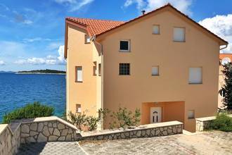 Thumbnail von Großzügiges Wohnhaus an der Strandpromenade neben einem Felsstrand