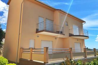 Thumbnail von Großzügiges Wohnhaus an der Strandpromenade neben einem Felsstrand