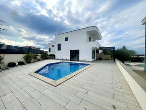 Thumbnail von Doppelhaushälfte voll möbliert, eigener Pool, nur wenige Schritte zum Strand