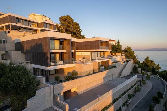 Ferienvilla in Südlage mit Lift, Spa, Pool und Seesicht