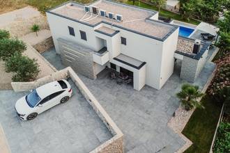 Thumbnail von Neubau-Luxusvilla aus zwei eigenständigen Wohnungen, beheizter Pool 10 x 4 Meter