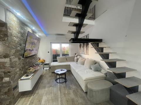 Zweistöckiges Apartment mit Balkon, Keller und Stellplatz