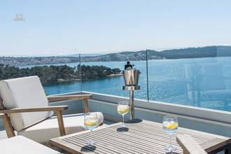 Luxuriöses Penthouse auf zwei Ebenen mit Blick auf das Meer