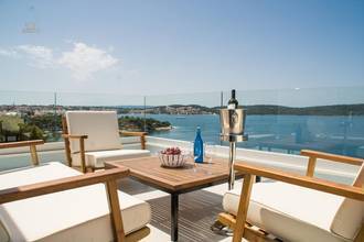 Thumbnail von Luxuriöses Penthouse auf zwei Ebenen mit Blick auf das Meer