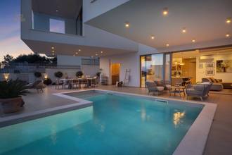Thumbnail von Zeitgemäße Neubauvilla, beheizter Pool, Weinkeller und Arbeitszimmer