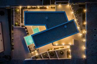 Thumbnail von Zeitgemäße Neubauvilla, beheizter Pool, Weinkeller und Arbeitszimmer