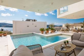 Thumbnail von Zeitgemäße Neubauvilla, beheizter Pool, Weinkeller und Arbeitszimmer