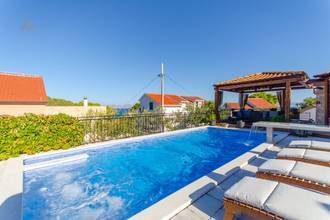 Thumbnail von Sanierter Steinbau mit Pool, Hof mit Pavillons, 70 Meter zum Wasser