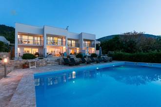Thumbnail von Vier moderne Einheiten mit gemeinsamem Pool, Garten und Blick aufs Wasser