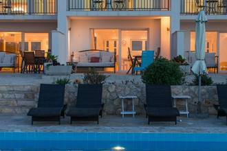 Thumbnail von Vier moderne Einheiten mit gemeinsamem Pool, Garten und Blick aufs Wasser