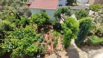 Thumbnail von Möbliertes Wohnhaus mit drei separaten Einheiten, Garten und Garage