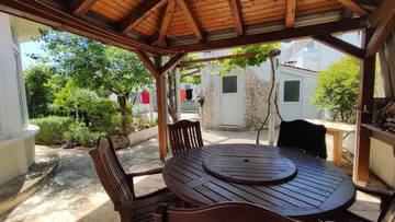 Thumbnail von Möbliertes Wohnhaus mit drei separaten Einheiten, Garten und Garage